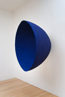 Anish Kapoor / 
Void (#15), 1992 / 
fiberglass and pigment / 
50 x 38 x 36 in (127 x 96.5 x 91.4 cm) / 
Private collection
 