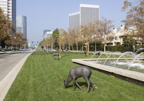 Gwynn Murrill<br>
Deer 7, 2002<br>
bronze<br>
41 x 52 x 16 in. (104.1 x 132.1 x 40.6 cm)