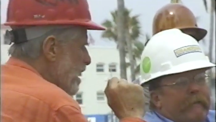 Installation of Mark di Suvero's Declaration on Venice Beach (2001)