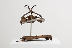 Mark di Suvero / 
Pizzicare, 2013 / 
steel, stainless steel / 
22 3/4 x 19 1/4 x 12 1/4 in. (57.8 x 48.9 x 31.1 cm)