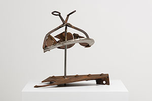 Mark di Suvero / 
Pizzicare, 2013 / 
steel, stainless steel / 
22 3/4 x 19 1/4 x 12 1/4 in. (57.8 x 48.9 x 31.1 cm)