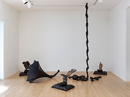 Nick Cave / 
Platform, 2018 / 
mixed media installation including a chain of bronze hands, four gramophones, heads, pillows, carved eagles / 
Dimensions variable