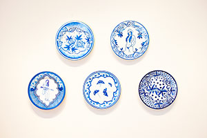 Eduardo Sarabia / 
History of the World, 2008 / 
Hand painted ceramic on plates / 
Each 12.6 in. (32 cm) diameter