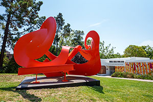 Mark di Suvero / 
Mamma Mobius, 2018 / 
painted steel / 
San Luis Obispo Museum of Art / Photos by Heraldo Creative Studio.